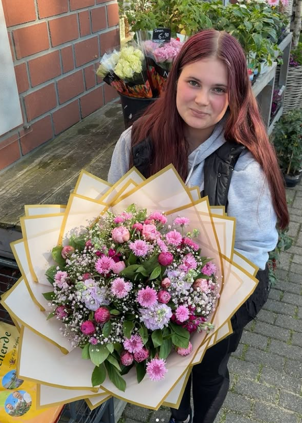Marie von FlowersDream bei der Auslieferung eines Straußes