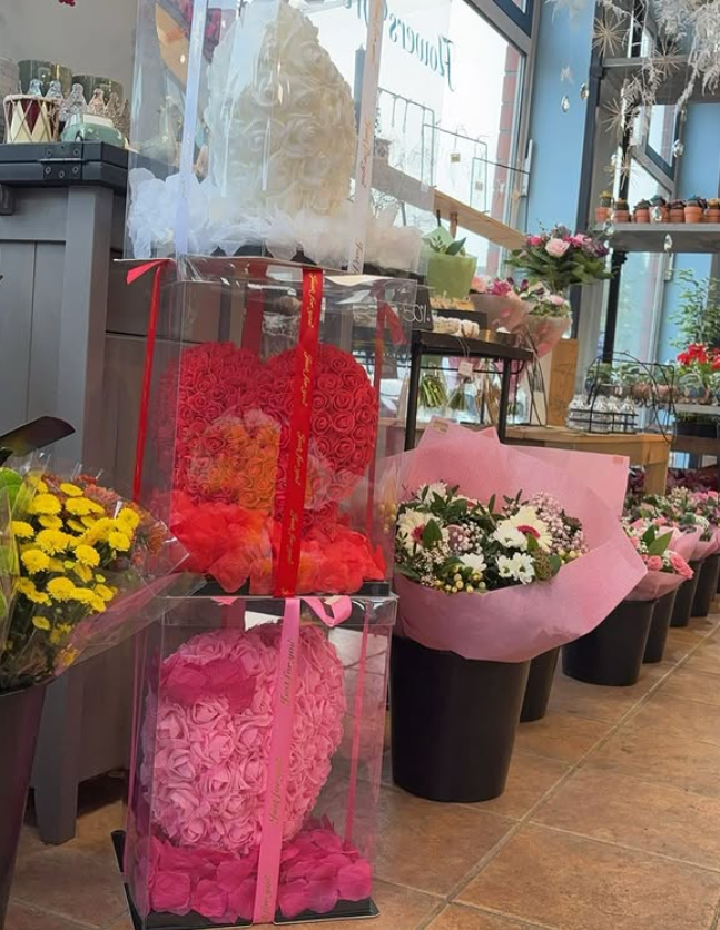 Verschiedene Blumensträuße im Laden